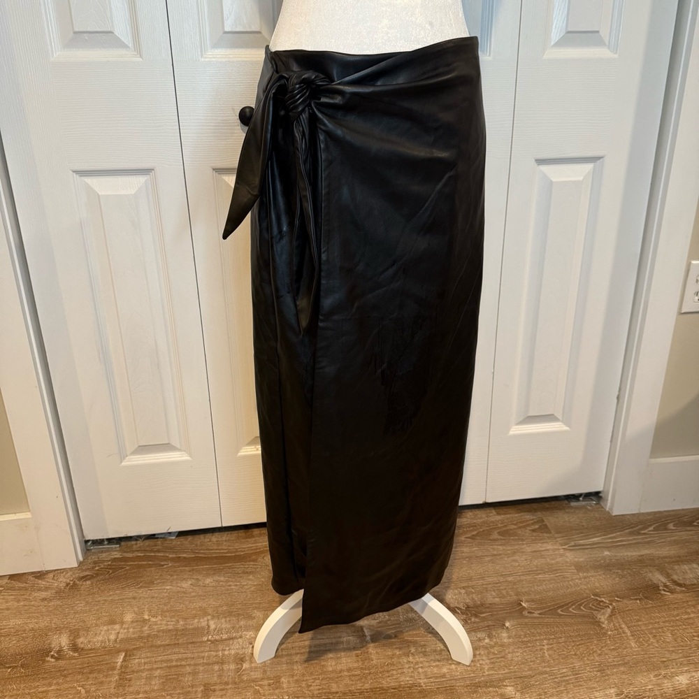 Eloquii, NWT Faux leather Black Wrap Skirt with stretch, Size 18 - Picture 9 of 12